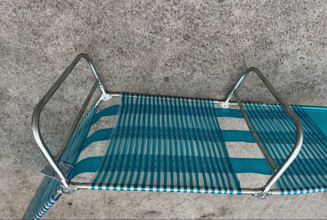 青と白のストライプ ラウンジチェア