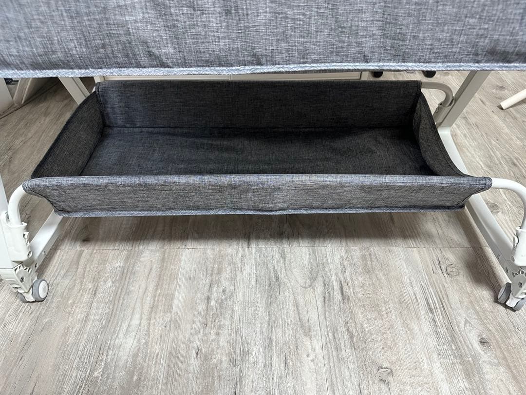 美品 折りたたみ式ベビーベッド 添い寝 コンパクトベビーベッド 収納袋付 グレー