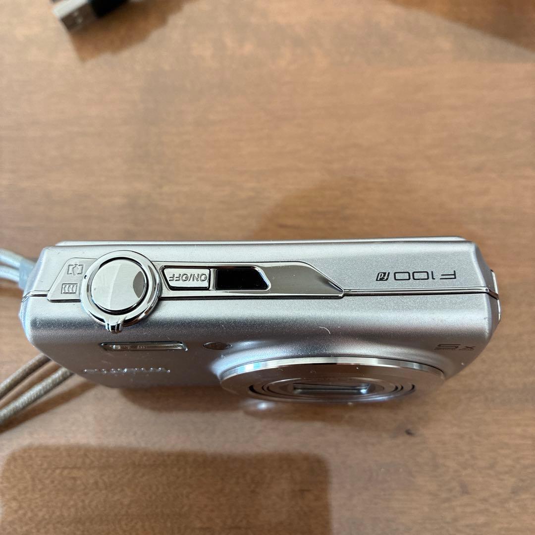 Fujifilm FinePix F100 シルバー