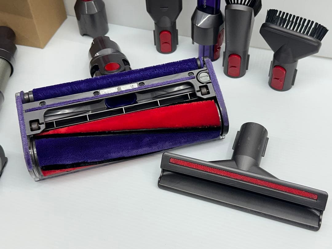 バッテリー付き　SV10K v8 fluffy+ ダイソン ハンディ　赤　掃除機