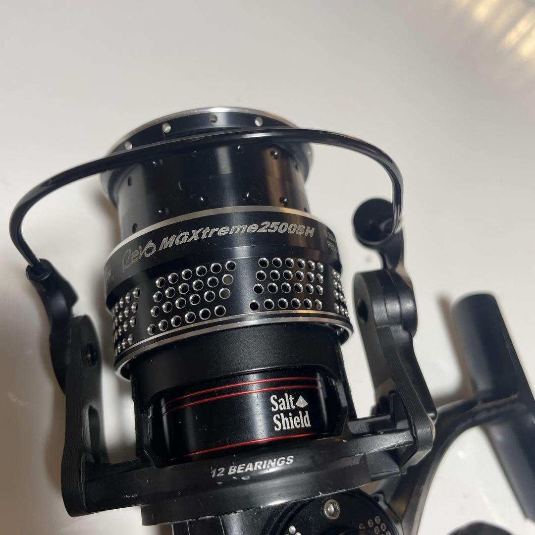 REVO MGXtreme 2500SH スピニングリール