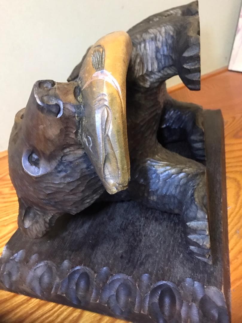 木彫りの熊　　　繁　峰　作