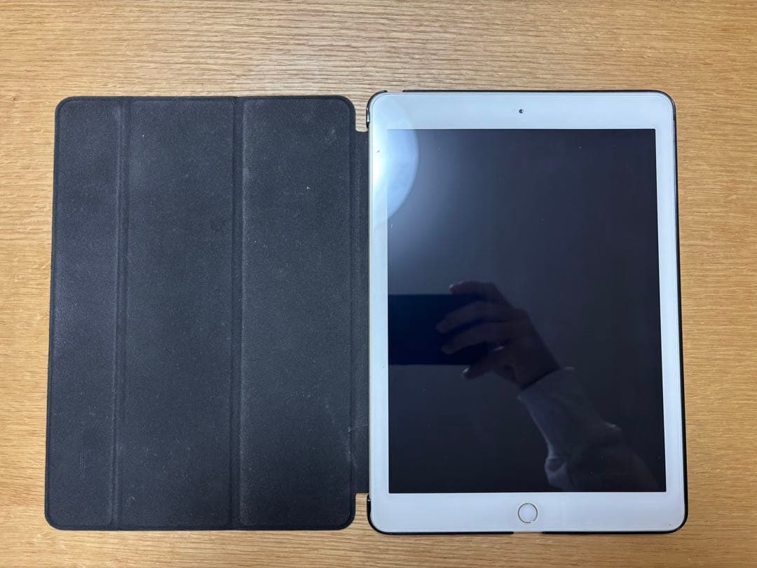 Apple iPad シルバー 本体とカバー付き