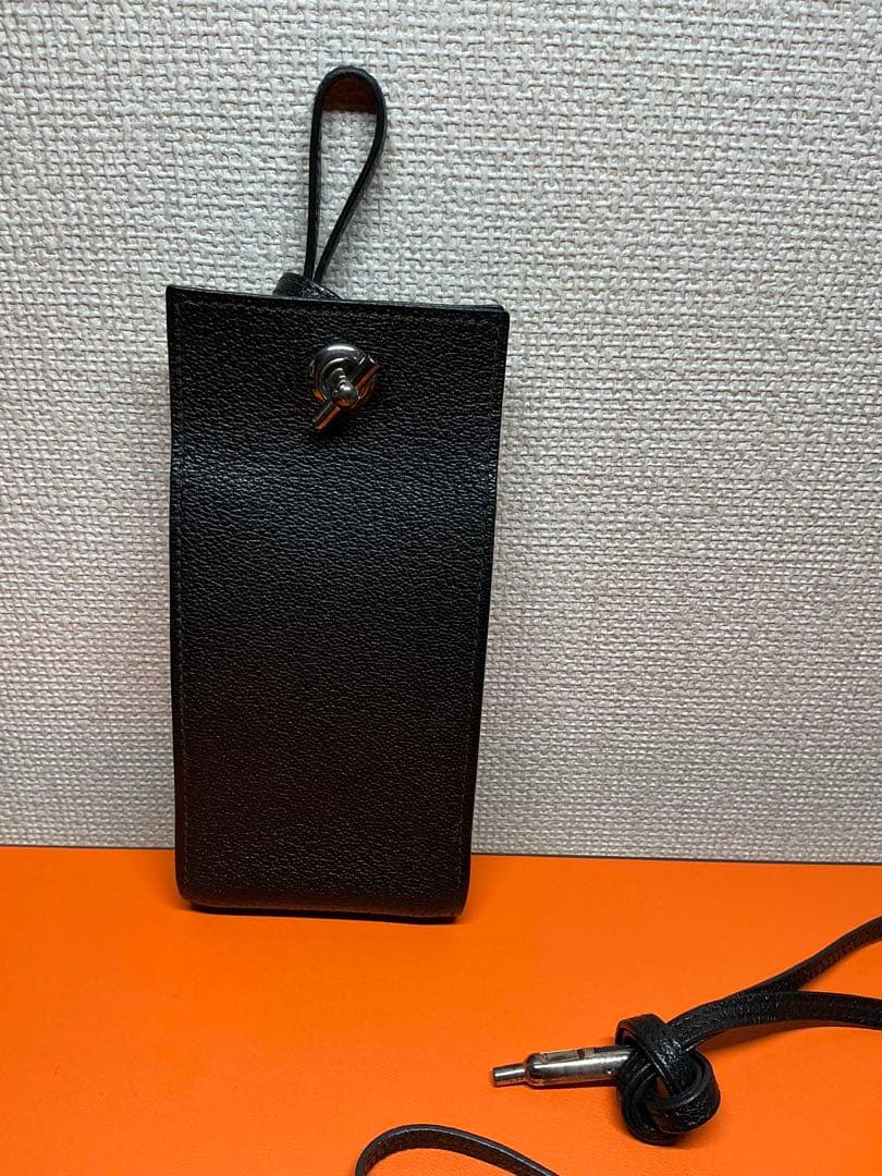 C*a様 HERMES エルメス ヴェスパ ストラップ ポーチ マルチケース 黒