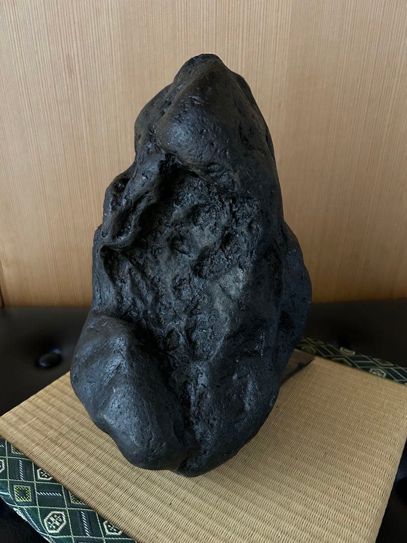 新潟県南魚沼市　水無川産　八海石うぶ石　何処からでも観れる珍しい一石