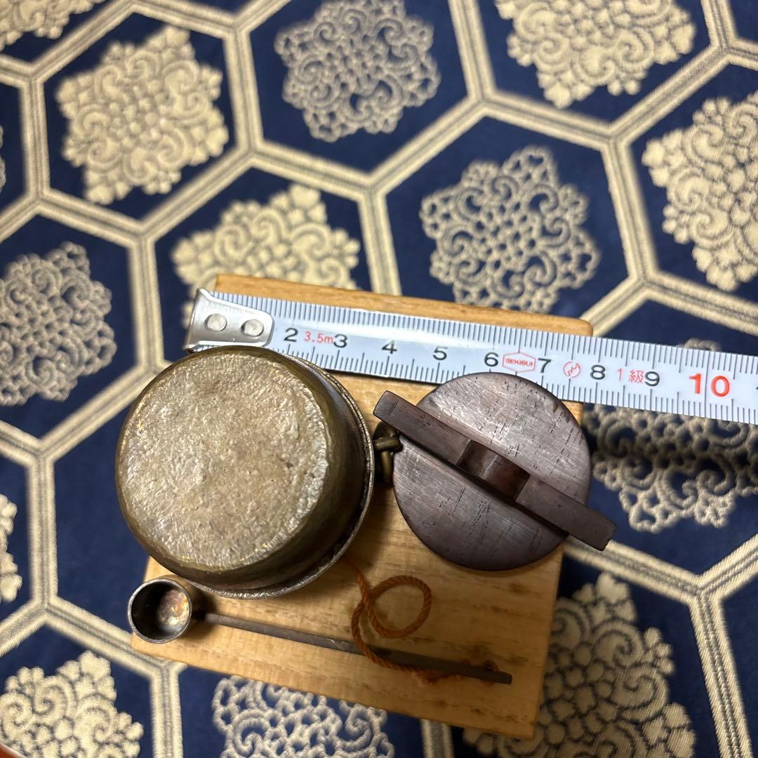 鶴彫刻の金属製器とスプーンセット