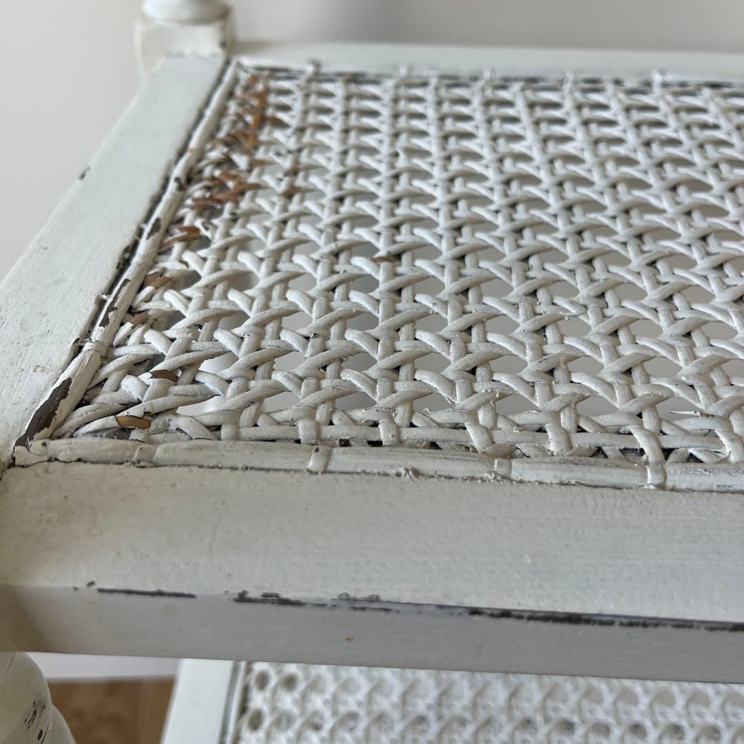 シャビーシックな、ホワイトペイントの木製シェルフ