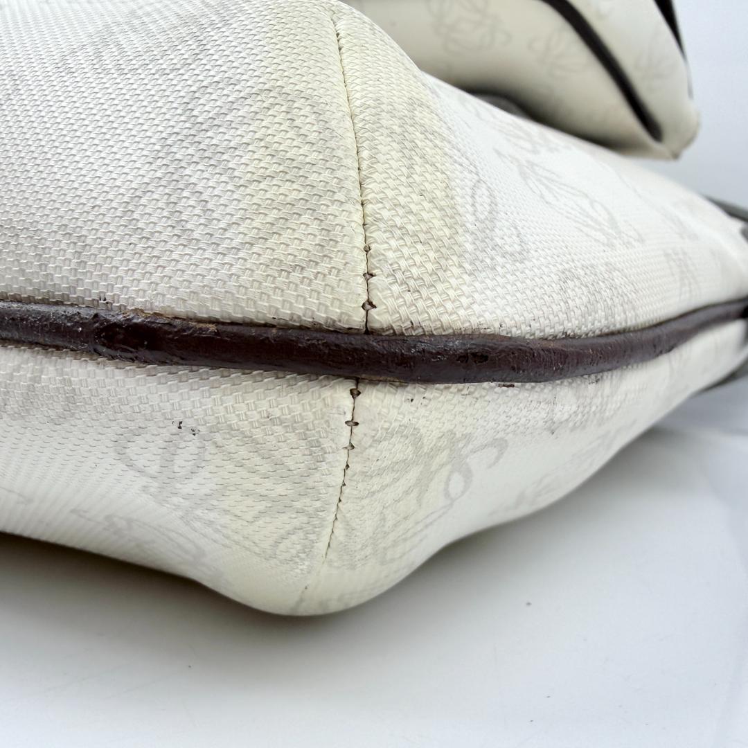 ロエベ リピートアナグラム ショルダーバッグ PVC レザー ホワイト