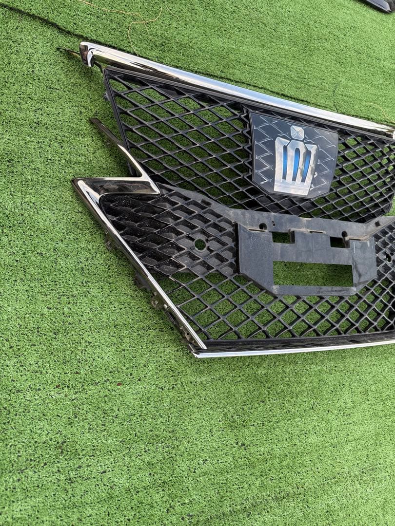 210系クラウン前期グリル・メッキのみ(トヨタ202ブラック車のグリル）