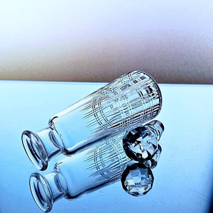 輝くオールドバカラ 格子柄の香水瓶 1936年以降