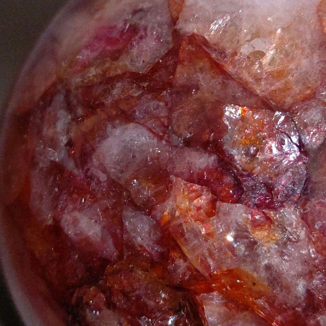 虹まみれ♡　レッドファイアクォーツ　スフィア　丸玉　天然石　台座付き　6.8cm