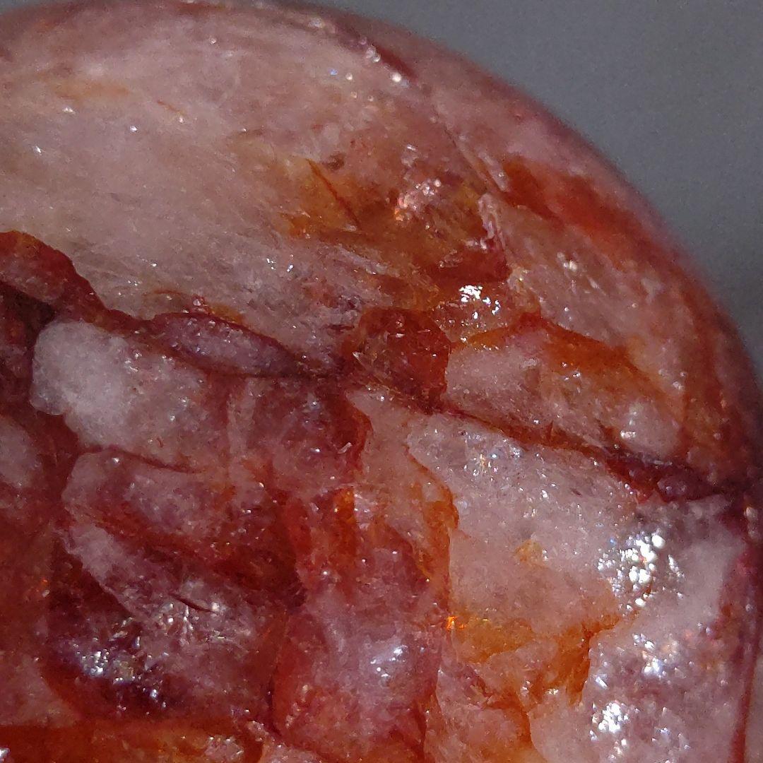 虹まみれ♡　レッドファイアクォーツ　スフィア　丸玉　天然石　台座付き　6.8cm