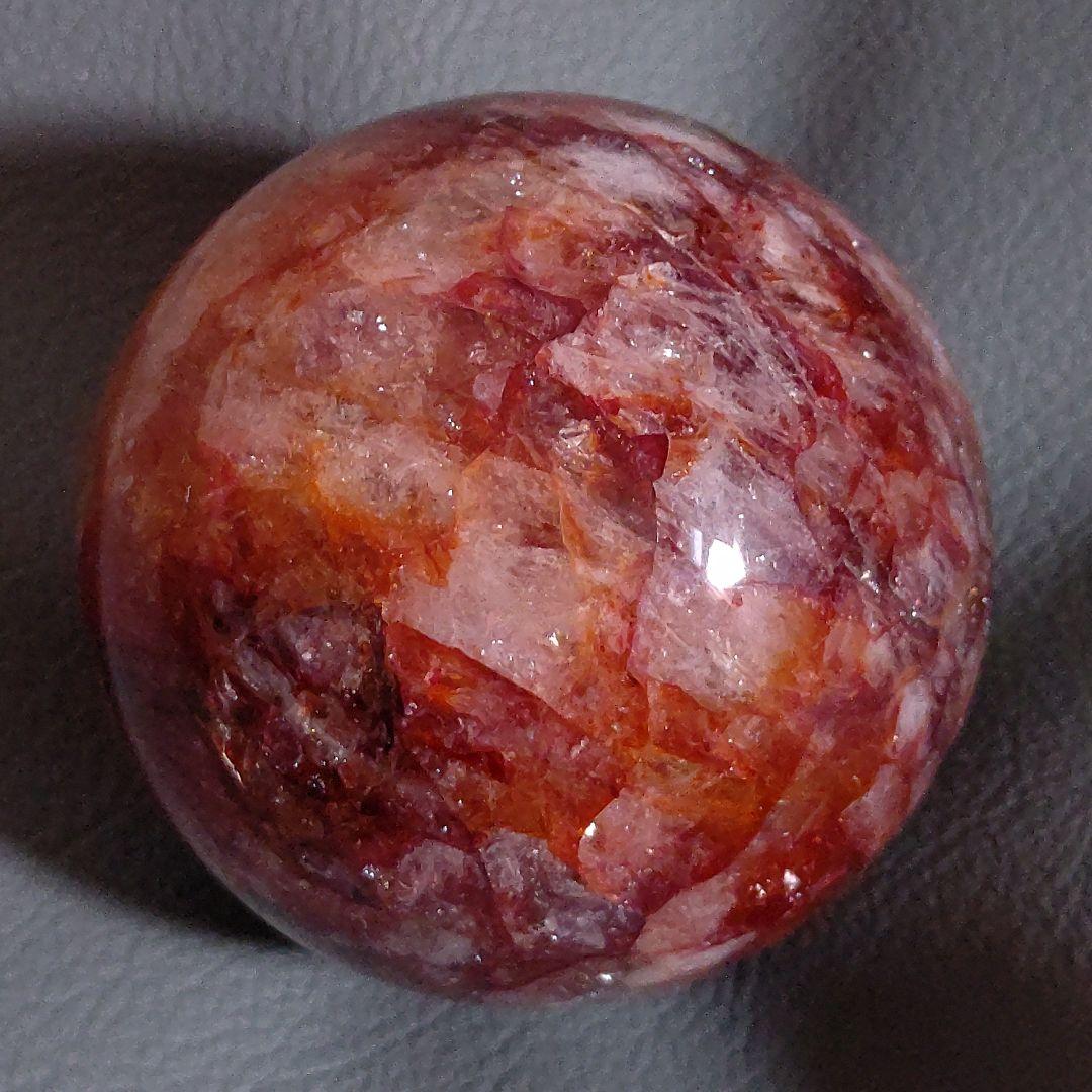 虹まみれ♡　レッドファイアクォーツ　スフィア　丸玉　天然石　台座付き　6.8cm
