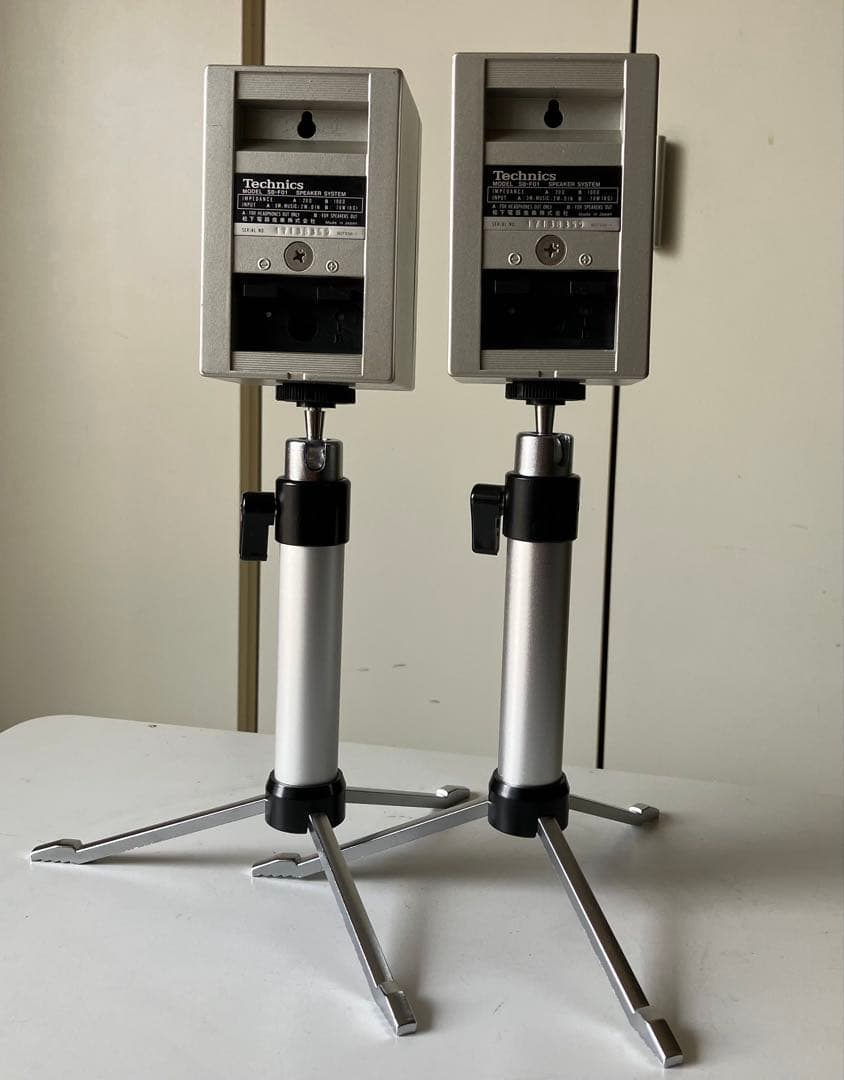 Technics SB-F01 マイクロスピーカー シルバー。スタンド付き。