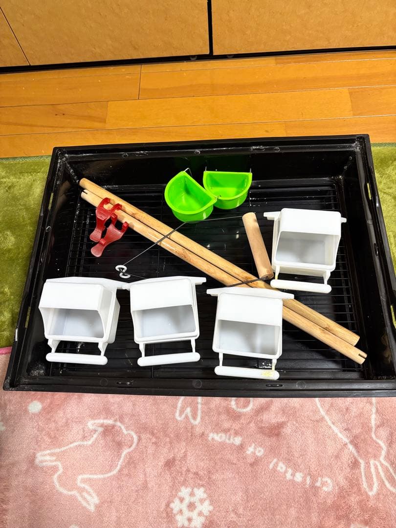 中型黒鳥かご、止まり木・餌入れ付き