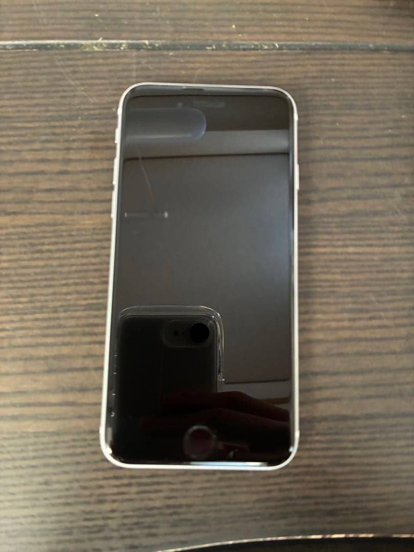 美品 iPhone SE 第二世代 ホワイトSIMロック解除済みバッテリー83%