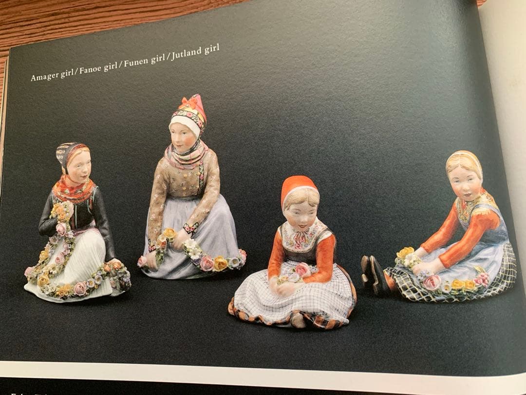 ロイヤルコペンハーゲン　アンティーク　レア民族衣装シリーズの女の子フィギュリン！