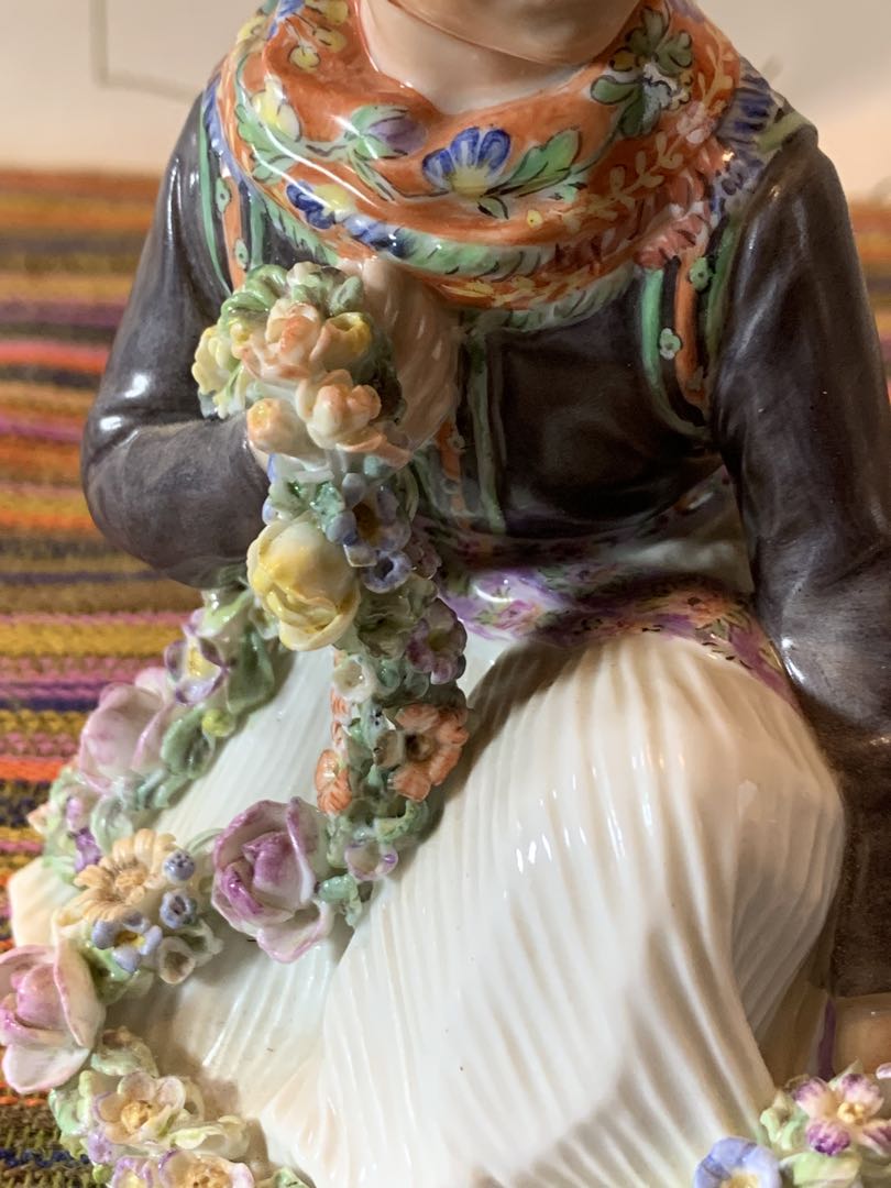 ロイヤルコペンハーゲン　アンティーク　レア民族衣装シリーズの女の子フィギュリン！