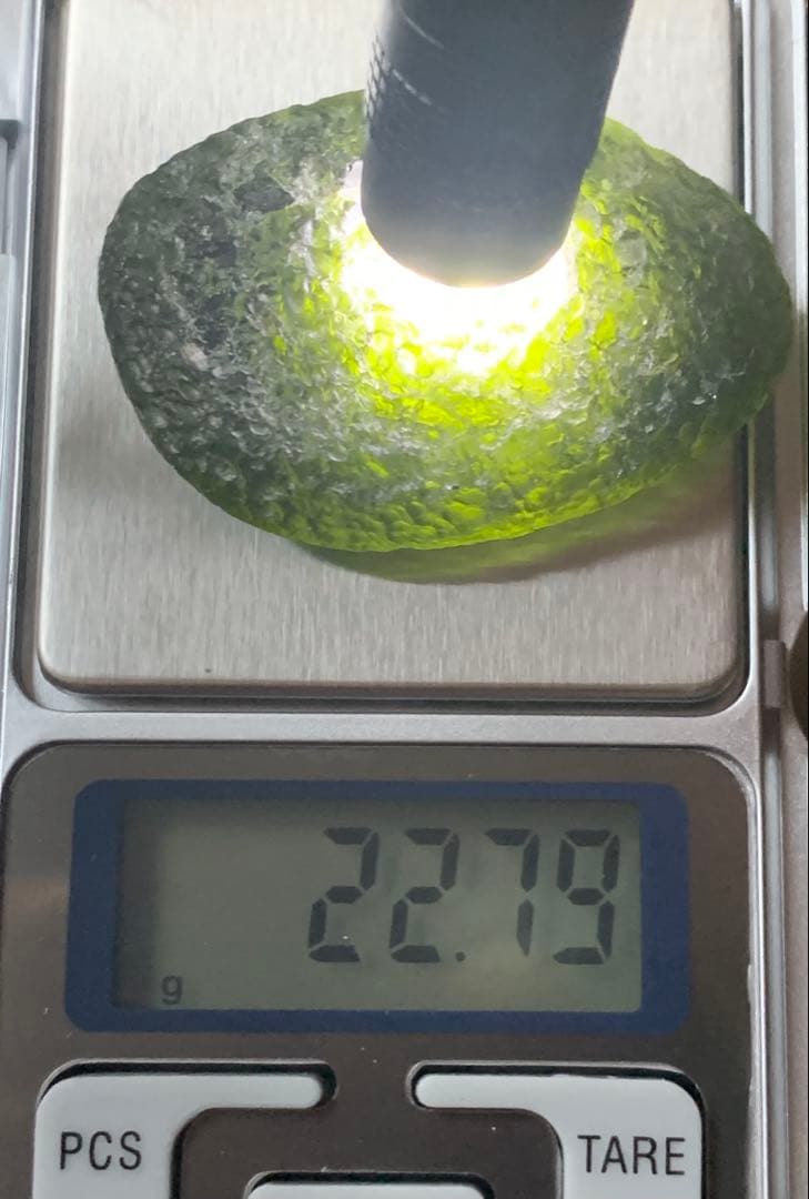 最強パワーストーンモルダバイト　テクタイト　隕石　ヒーリング鉱物標本　リビアン