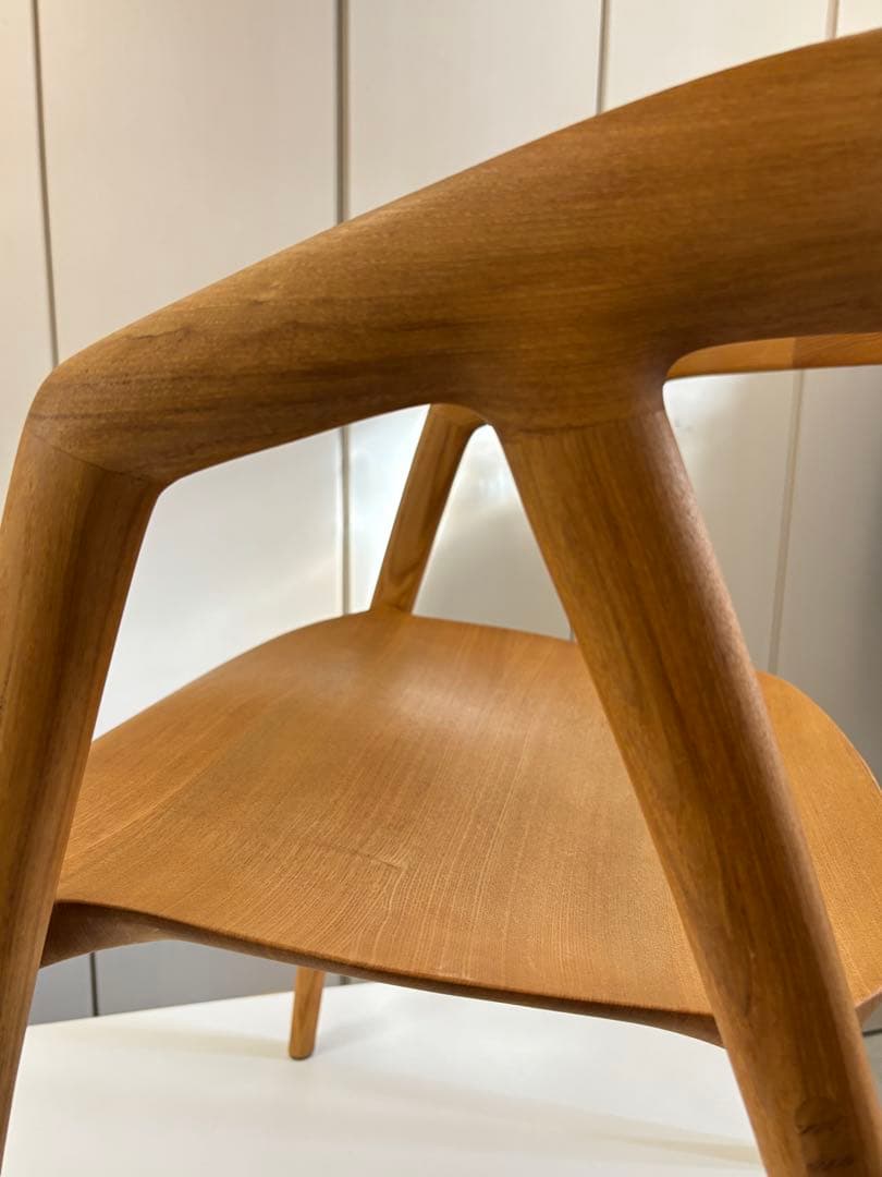 宮崎椅子製作所　DC09 定価　165,440円～（税込）　材質不明です