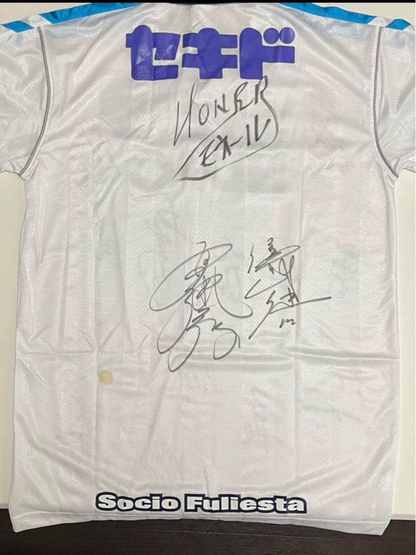 横浜FC 2001サイン入りユニフォーム サイズLヒュンメル新品未使用