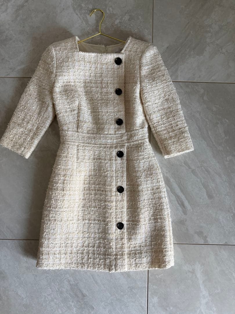 シェリエ shellerアイボリー ツイード ボタン付きミニワンピース