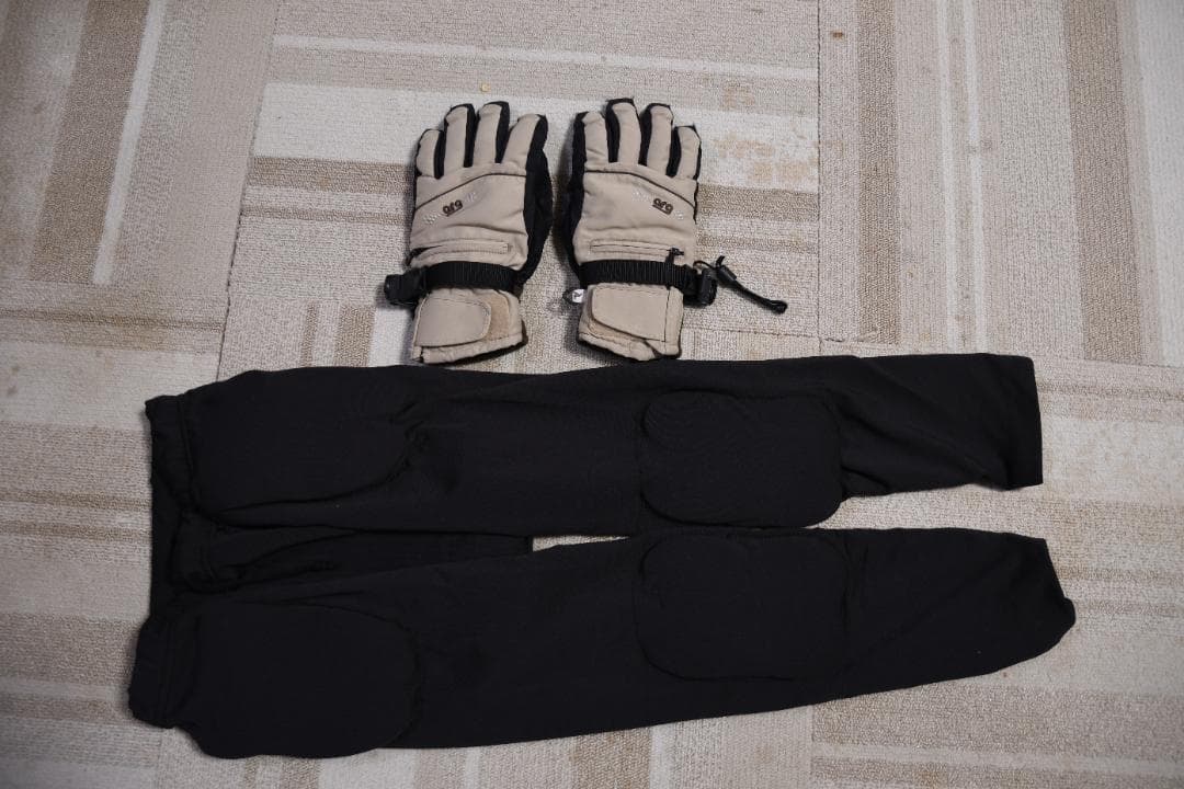 レディース　スノボーウエア上下、保護パット、手袋　（4点）