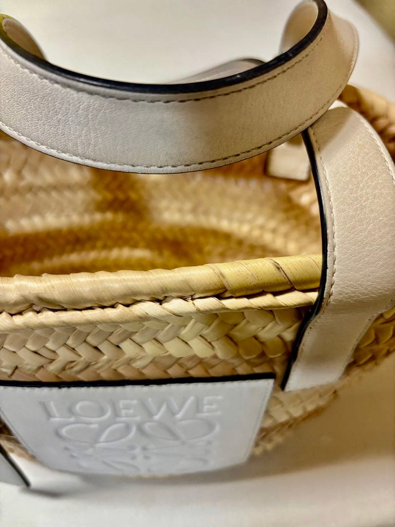 【LOEWE】バスケットバッグ／スモールサイズ／ホワイト／タグと説明書付です。