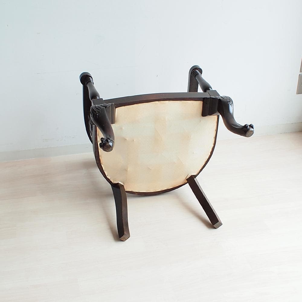 アンティーク アームチェア A 猫脚 鋲 透かし彫り 彫刻 マホガニー材