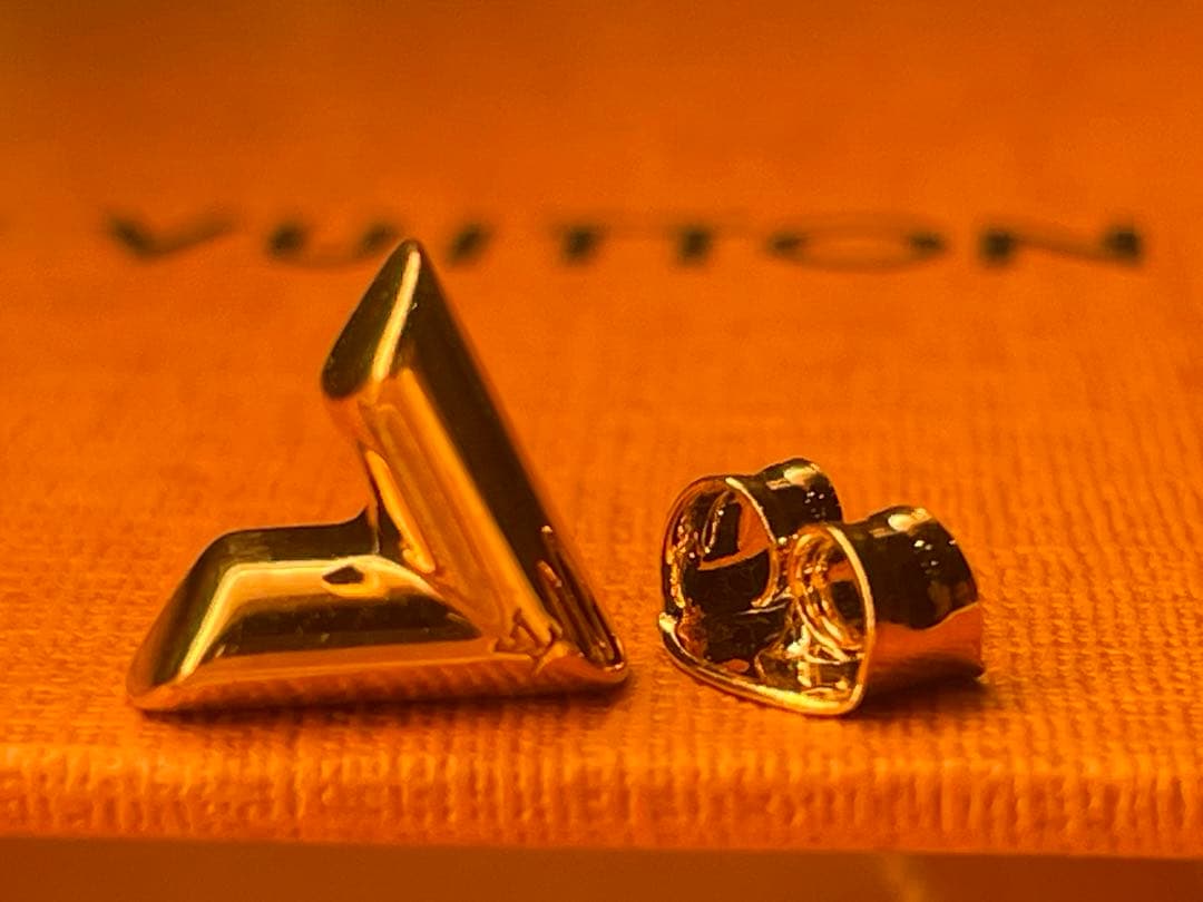 【極美品】Louis Vuitton エセンシャル V スタッドピアス　片耳