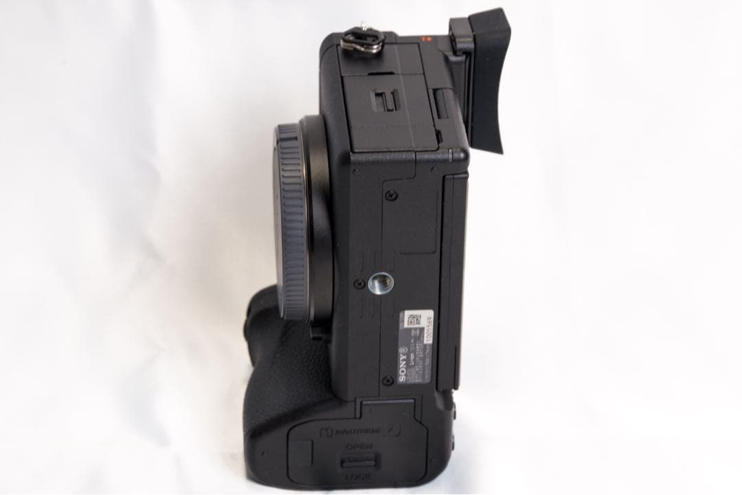 SONY α6700 ILCE-6700 ボディ　＋smallRigグリップ