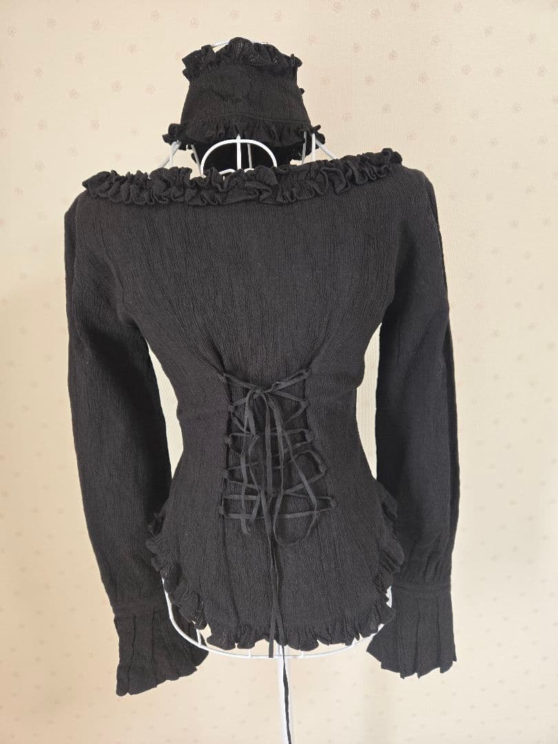 Na+H フリル付きブラック長袖シャツ