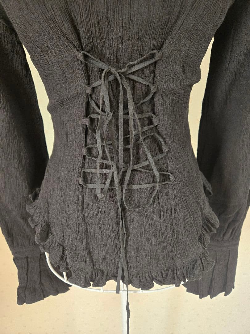 Na+H フリル付きブラック長袖シャツ