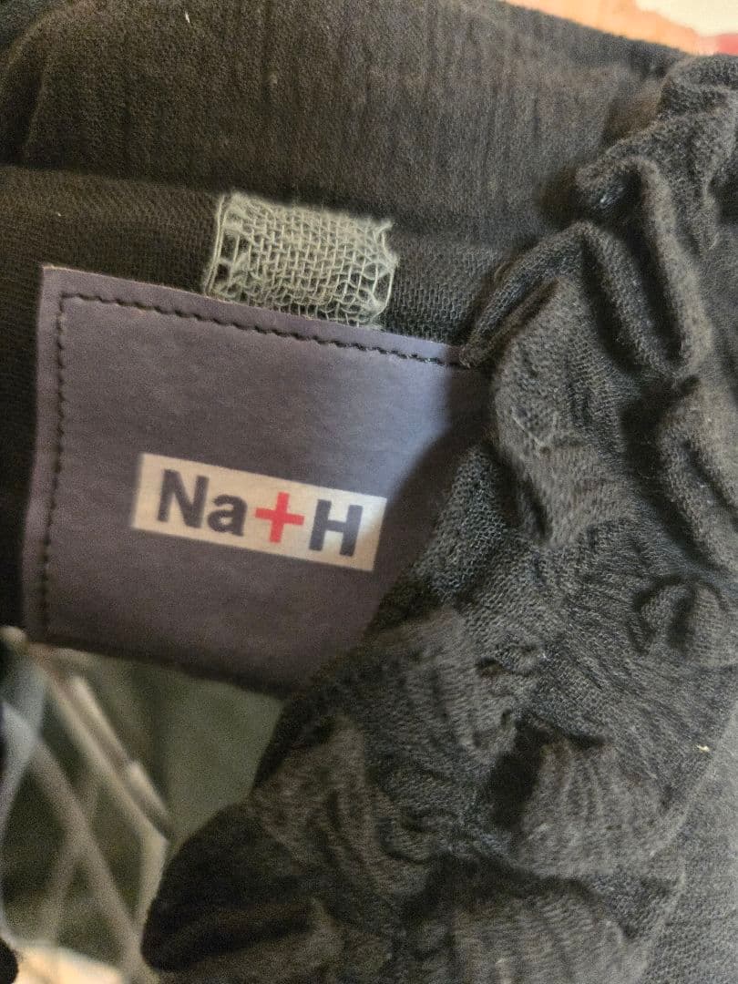 Na+H フリル付きブラック長袖シャツ