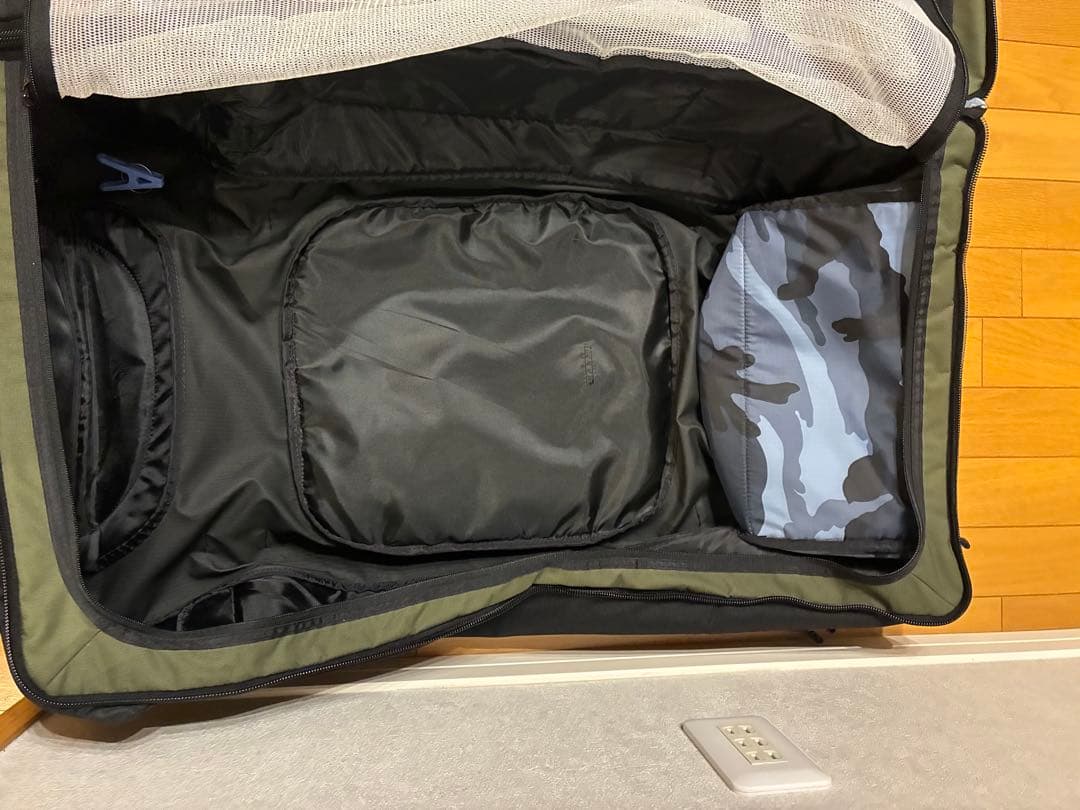 F2 スキー、スノーボード遠征用バッグ　ブラック・オリーブグリーン