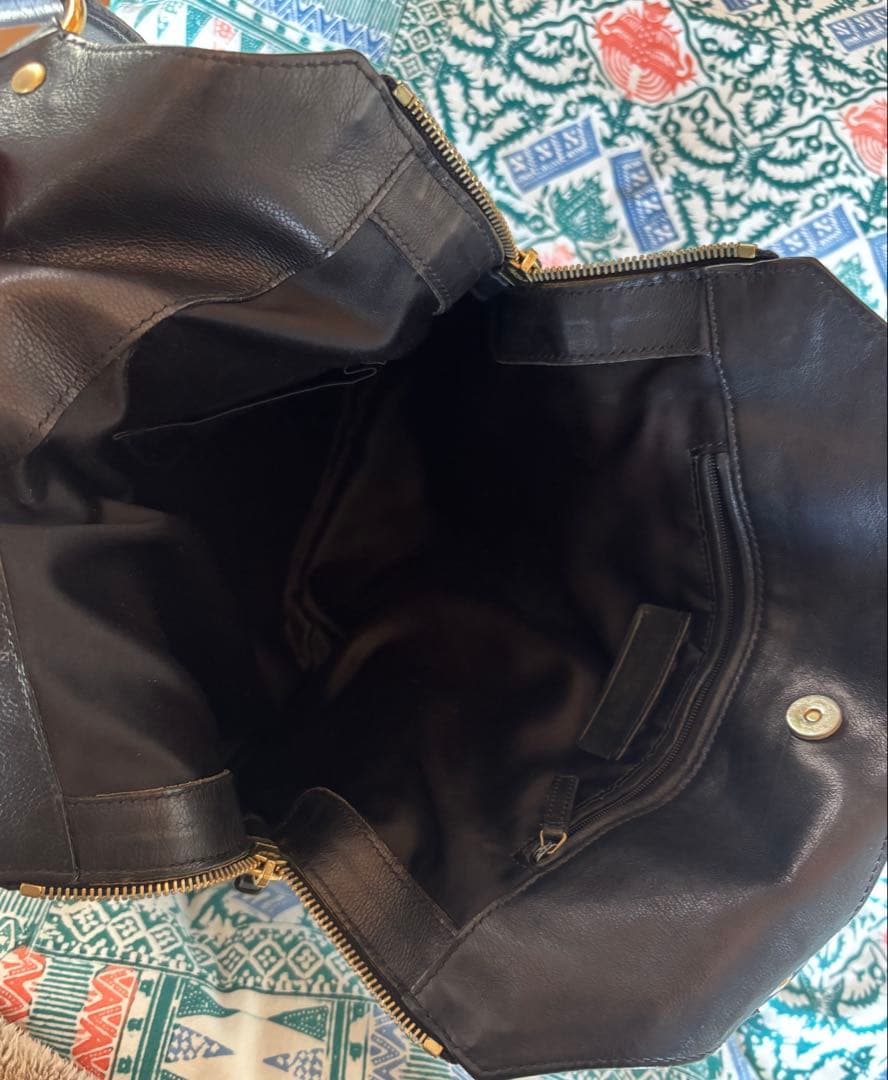 イヴ・サンローラン　ブラック　レザー　バック