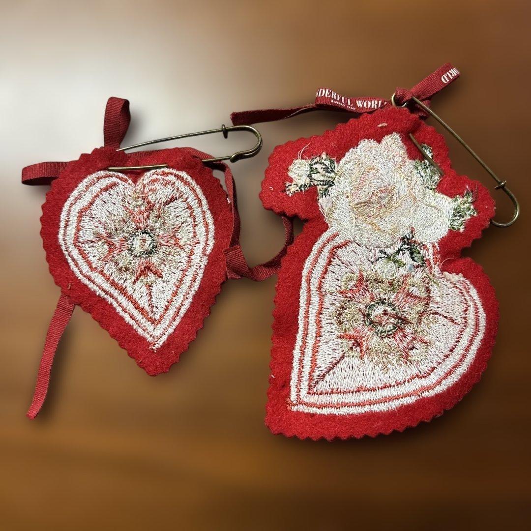ワンダフルワールド　ハート型フェルトワッペン ブローチ　大小セット赤