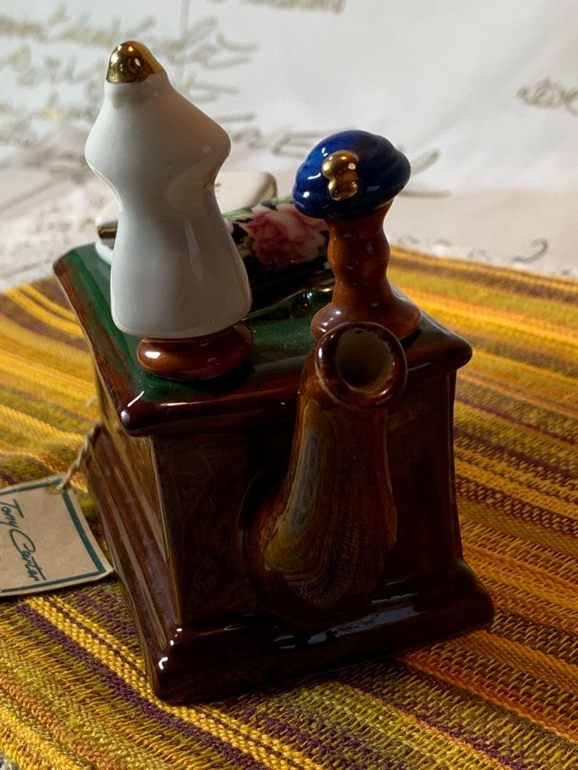 イギリス製　ビンテージのトニーカーターの可愛い服屋さんの手書きのポット！