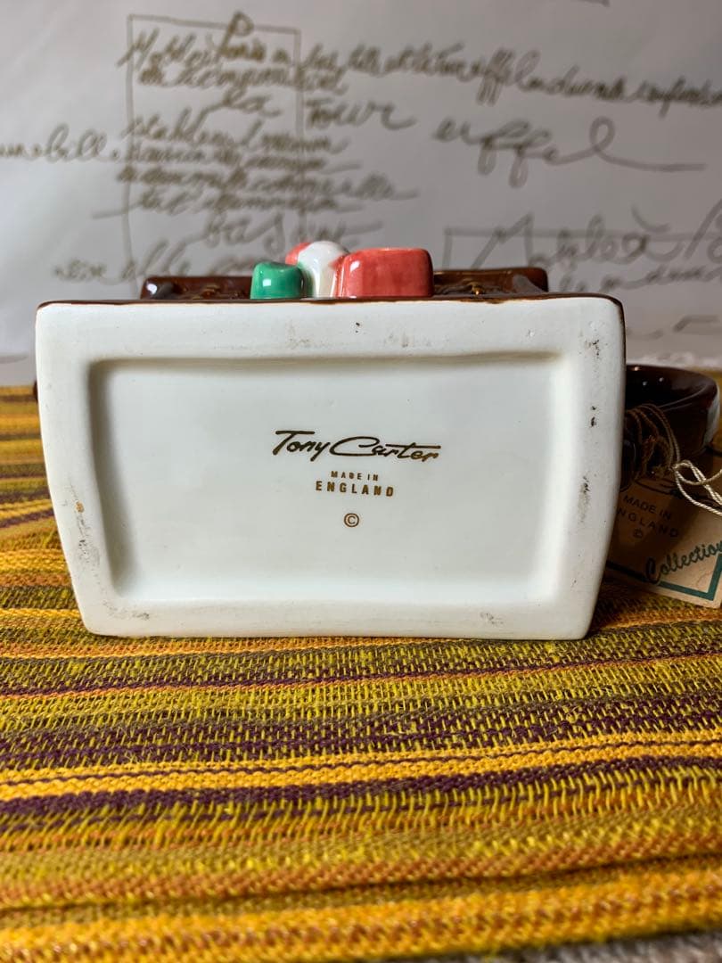 イギリス製　ビンテージのトニーカーターの可愛い服屋さんの手書きのポット！