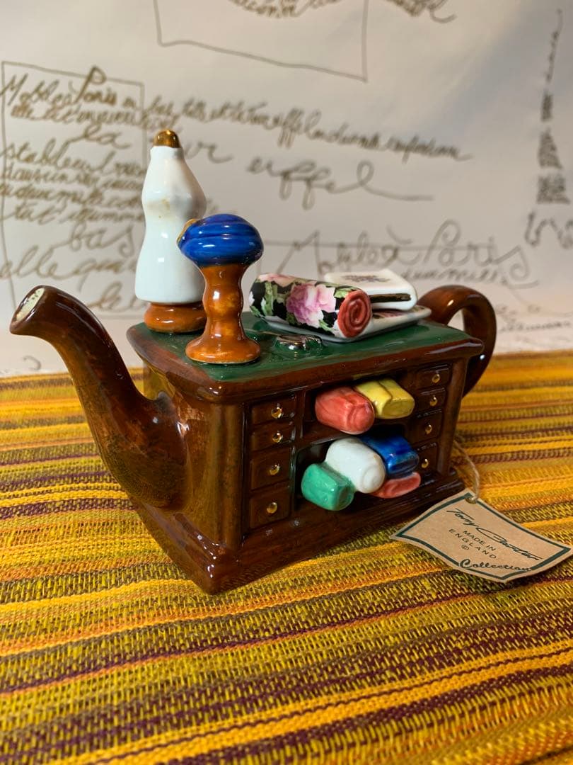 イギリス製　ビンテージのトニーカーターの可愛い服屋さんの手書きのポット！