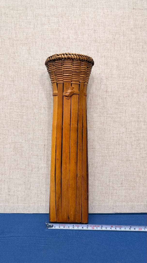 「#傾く美学 #依存の造形 この金色は、寄りかかる場所を求めている。」