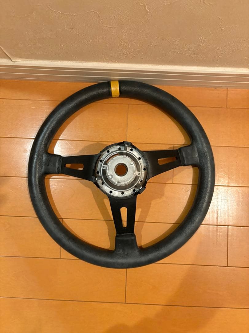 MOMO ステアリング ULTRA JPN ブラックスポークレザー 350mm