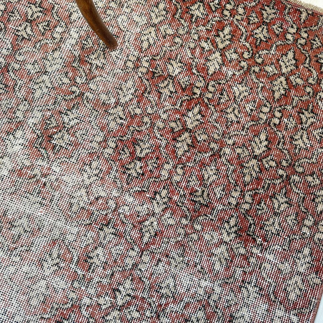 トルコ ヴィンテージラグ A129 レア 紋章 ブリックブラウン グレージュ