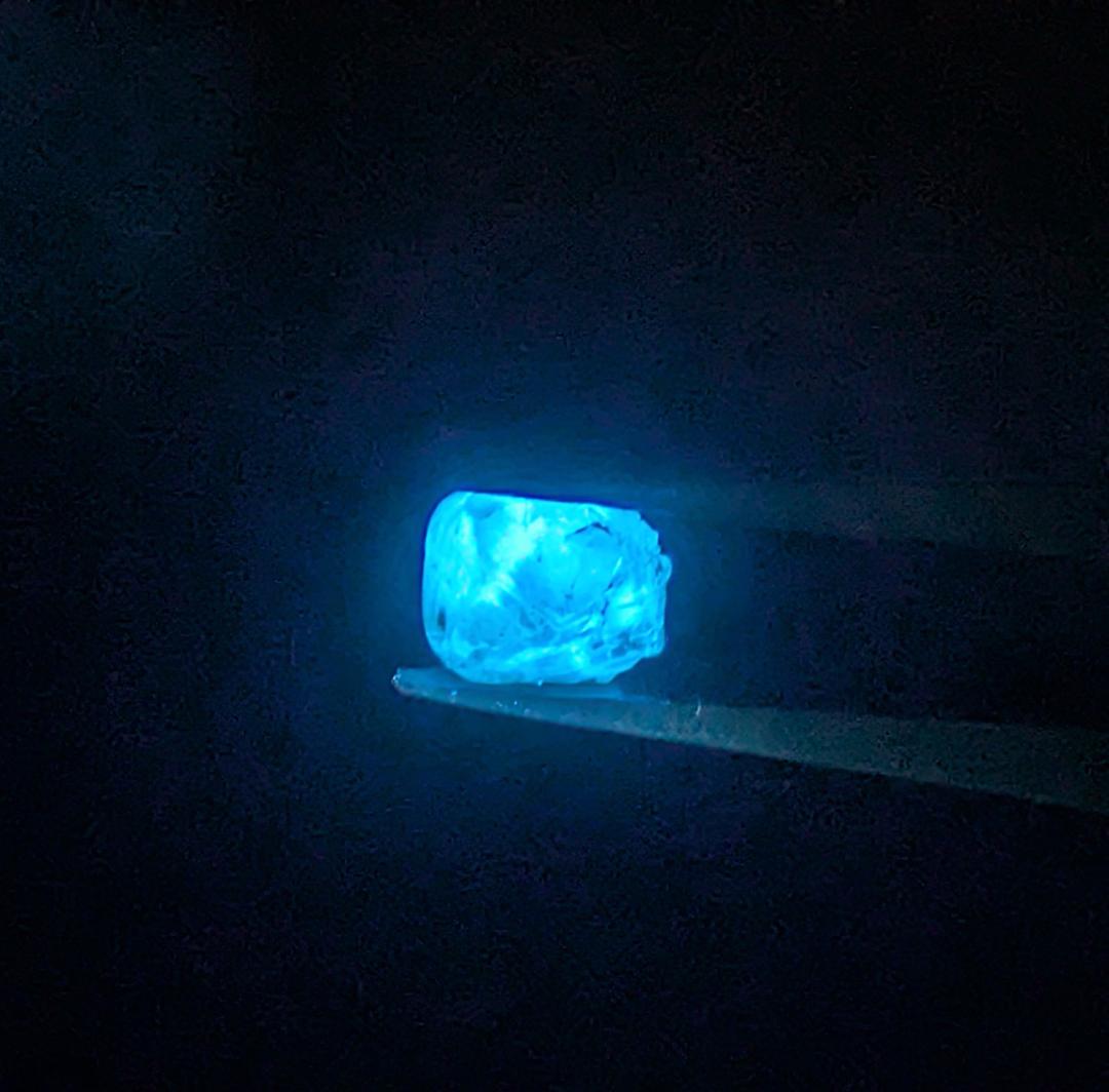 天然ダイヤモンド（蛍光アリ）　2.075カラット