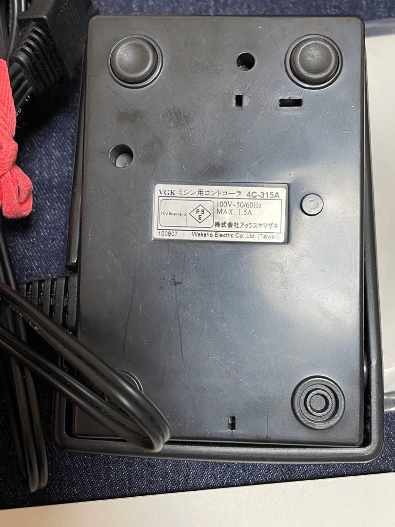 アックスヤマザキ 2本針4本糸ロックミシン　　別売り押さえ4個付き