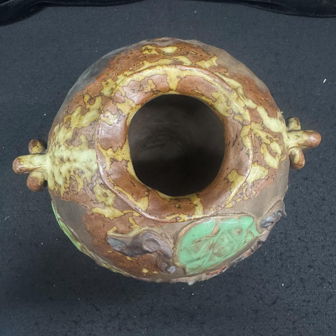 希少！鍋島焼幾平作 盛上彩釉 柿絵彫浮彫 双耳 花瓶