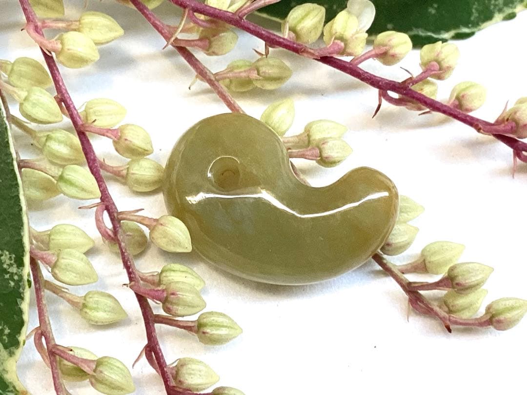 超極上レア物✳一番数少ない幻の幸運の黄色‼️ 糸魚川翡翠勾玉ガラス質　鑑別書取得品