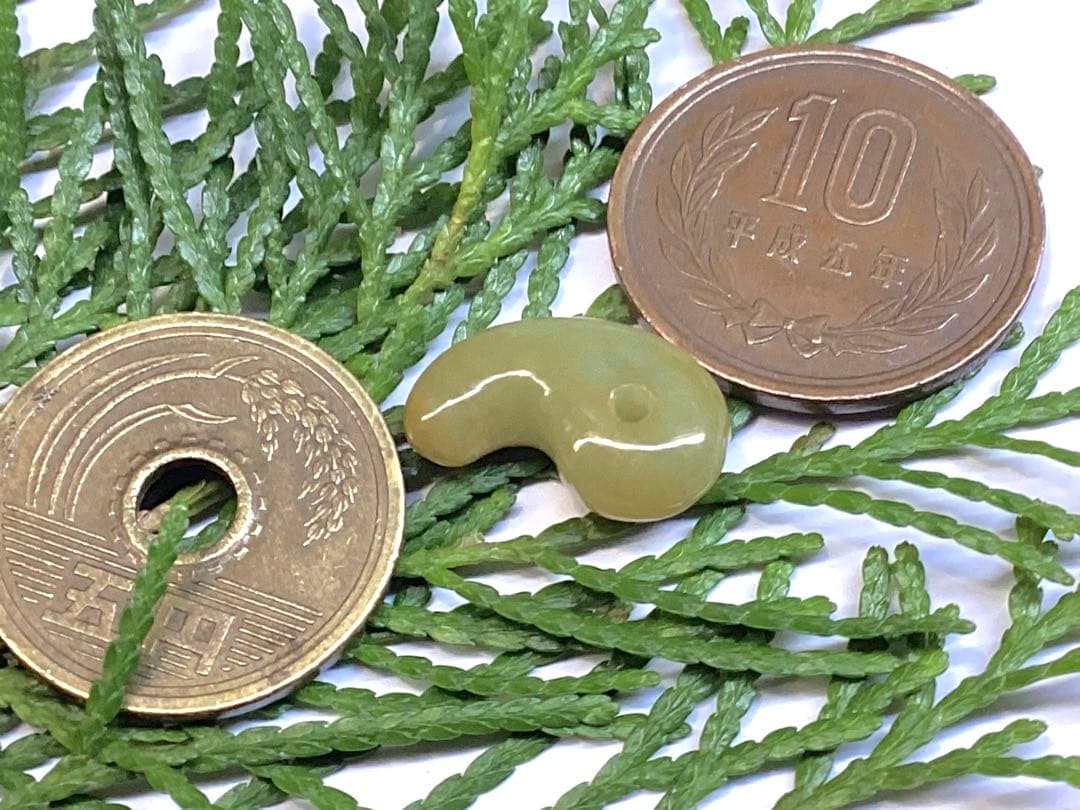 超極上レア物✳一番数少ない幻の幸運の黄色‼️ 糸魚川翡翠勾玉ガラス質　鑑別書取得品