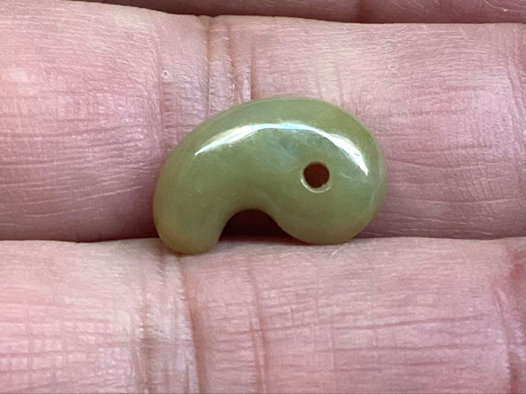 超極上レア物✳一番数少ない幻の幸運の黄色‼️ 糸魚川翡翠勾玉ガラス質　鑑別書取得品