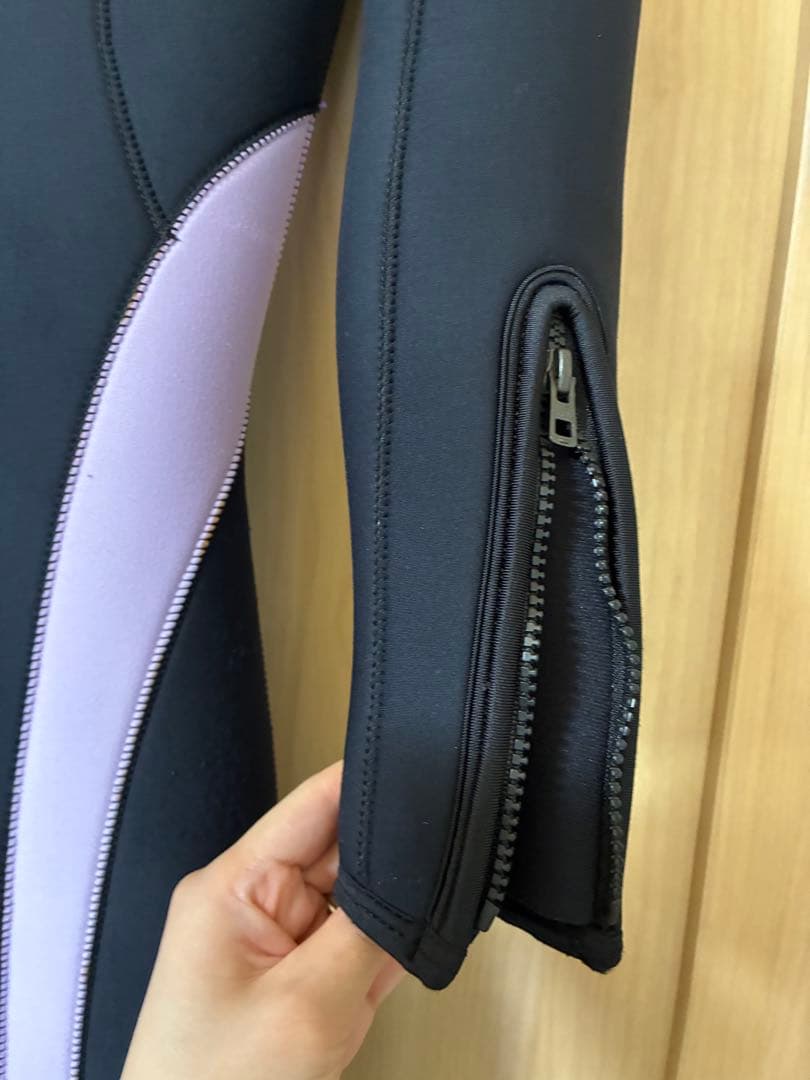 ウェットスーツ 帽子(新品)、説明書、ハンガー、保管用のカバー付き